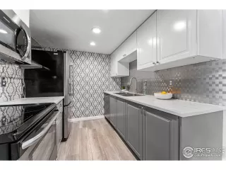 Photo #5: 1002801 Listing