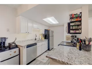 Photo #5: 1008376 Listing