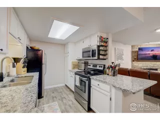 Photo #6: 1008376 Listing