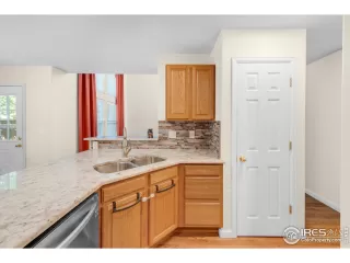 Photo #5: 1009094 Listing