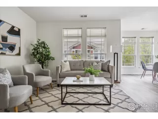 Photo #4: 1009399 Listing