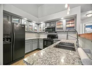 Photo #6: 1018668 Listing