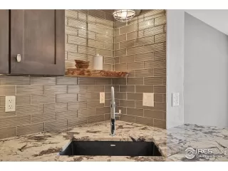 Photo #5: 1019446 Listing