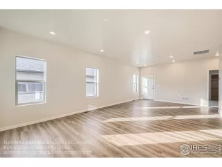 Photo #4: 1029386 Listing