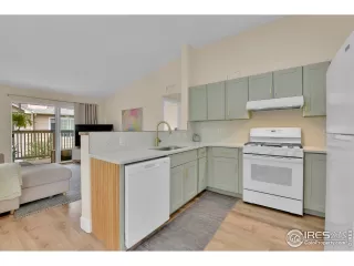 Photo #4: 1037640 Listing