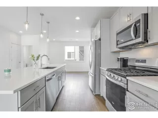 Photo #5: 1038540 Listing