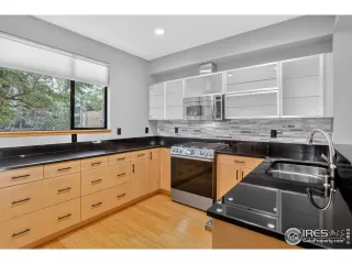 Photo #5: 1039423 Listing