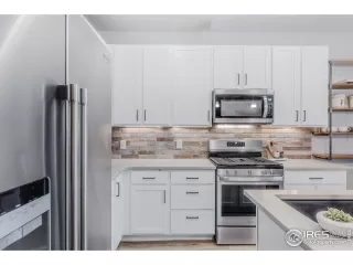 Photo #4: 1041901 Listing