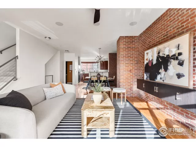 MLS: 1042099 Condo For Sale