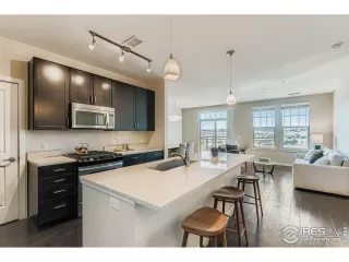 Photo #6: 1044603 Listing