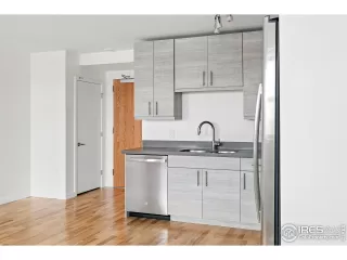 Photo #5: 1045718 Listing