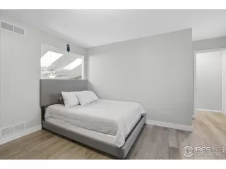 Photo #5: 1047876 Listing