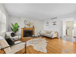 Photo #3: 1047986 Listing