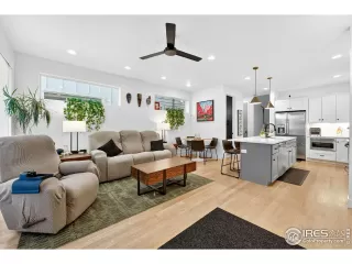 Photo #6: 1048027 Listing