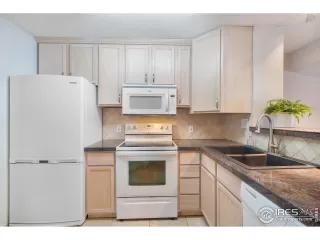 Photo #5: 1048303 Listing