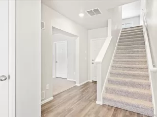 Photo #5: 1598403 Listing