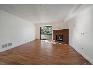 Photo #4: 1612429 Listing