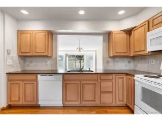 Photo #5: 1744803 Listing