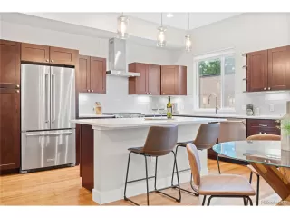 Photo #5: 2090401 Listing