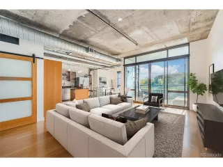 Photo #4: 2095327 Listing