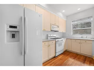 Photo #6: 2402134 Listing