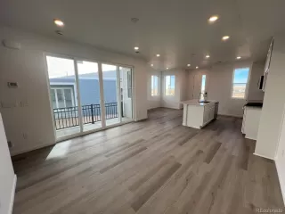 Photo #4: 2402178 Listing