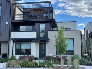 Browse active condo listings in CITY HOMES AT BOULEVARD ONE