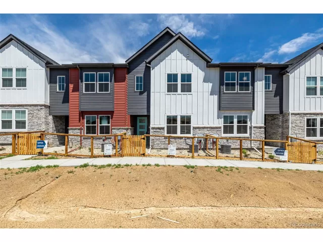 MLS: 2849038 Condo For Sale