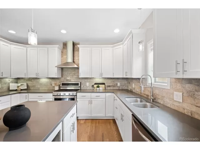 MLS: 2872435 Condo For Sale