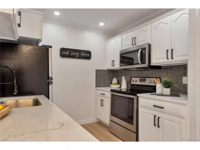 MLS: 2888162 Condo For Sale