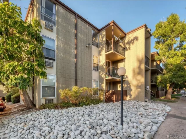 MLS: 3008000 Condo For Sale