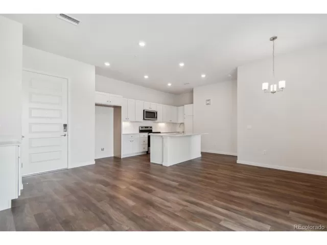 MLS: 3332768 Condo For Sale
