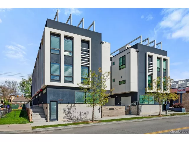 MLS: 3353000 Condo For Sale