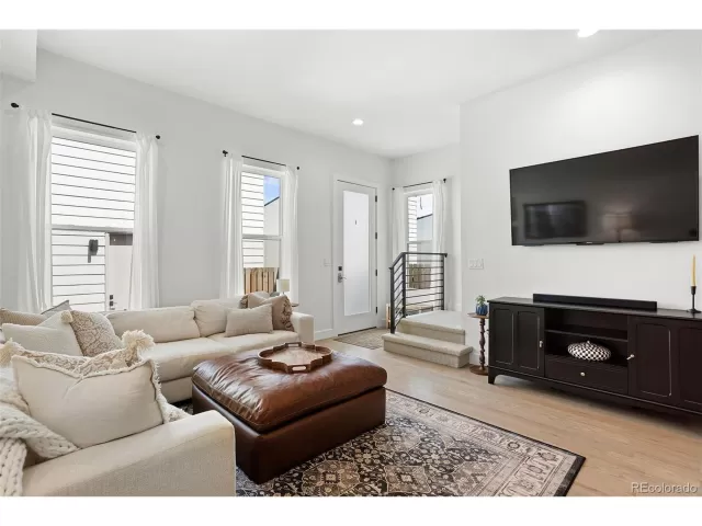 MLS: 3885350 Condo For Sale