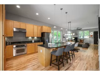 Photo #2: 4079925 Listing