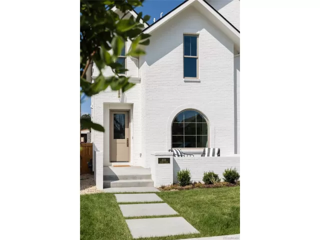 MLS: 4140902 Condo For Sale