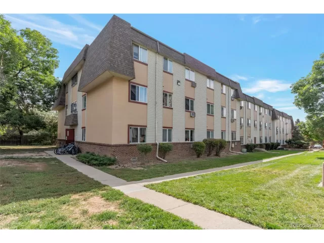 MLS: 4161596 Condo For Sale