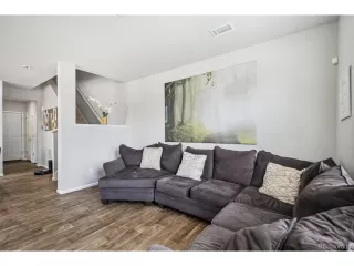 Photo #5: 4248898 Listing