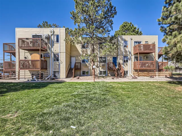 MLS: 4270266 Condo For Sale