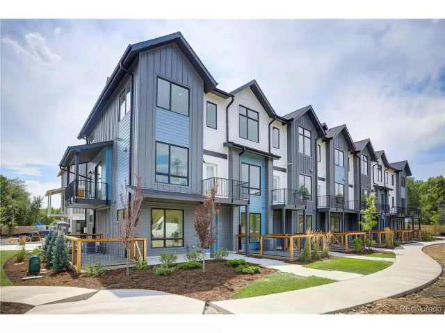 MLS: 4272835 Condo For Sale