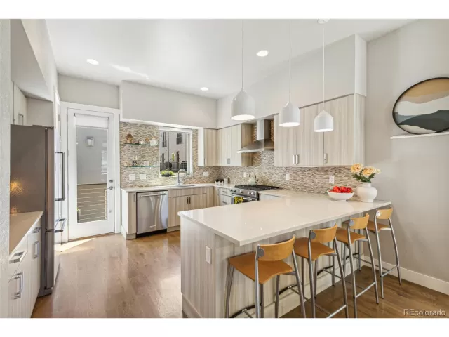 MLS: 4284563 Condo For Sale