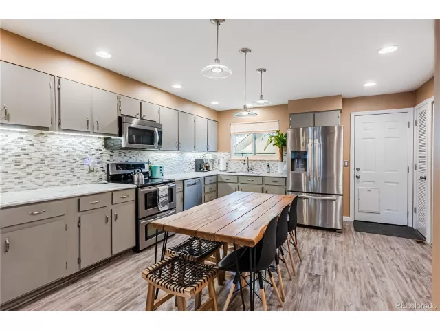 MLS: 4293563 Condo For Sale