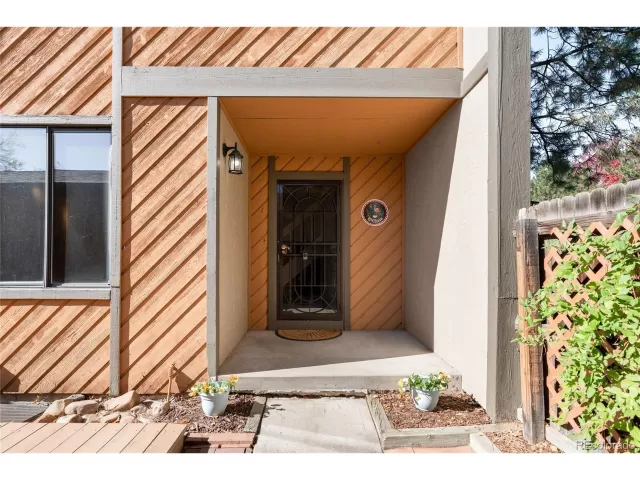 MLS: 4294104 Condo For Sale