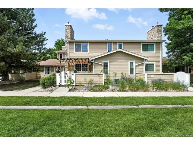 MLS: 4301870 Condo For Sale