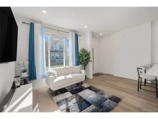 Photo #5: 4307877 Listing