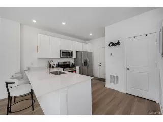 Photo #6: 4307877 Listing