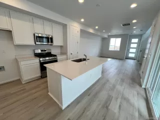 Photo #4: 4338968 Listing