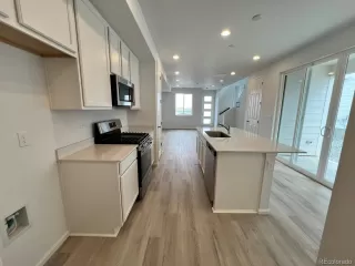 Photo #5: 4338968 Listing