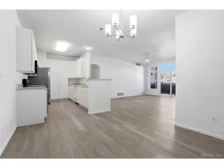 Photo #5: 4351371 Listing