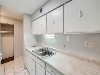 Photo #5: 4362808 Listing